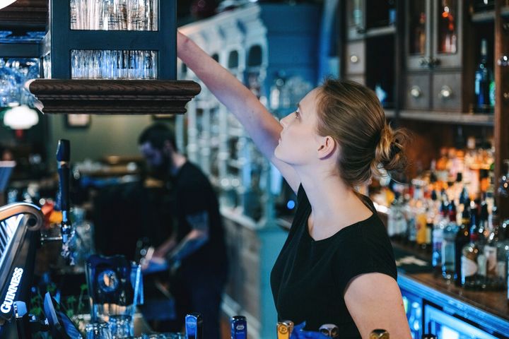 SKAL TAS TAK I: Overnattings- og serveringsbransjen preges av tett kontakt med gjester, mye sent arbeid og alkoholservering, og er blant bransjene hvor det oftest rapporteres om seksuell trakassering. FOTO: Arbeidstilsynet. 