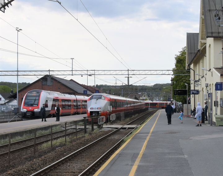 Lokaltog og InterCity-tog på Østfoldbanen inngår i Trafikkpakke 4. Foto: Njål Svingheim, Jernbanedirektoratet.
