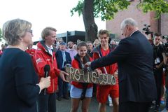 Kong Harald fikk gave fra Redningsselskapets Ung-lag i Oslo.