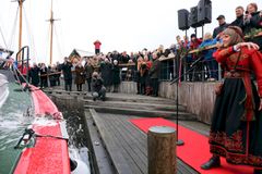 Gudmor Elisif Rytter fra donatoren, Stiftelsen Bill-Hytter, døper redningsskøyta for RS «Bill».