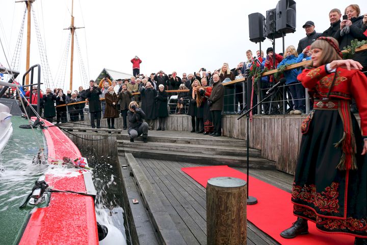 Gudmor Elisif Rytter fra donatoren, Stiftelsen Bill-Hytter, døper redningsskøyta for RS «Bill».