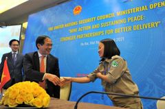 Linh hilser på Vietnams utenriksminister og president for Sikkerhetsrådet i April 2021, Bui Thanh Son. Foto: Nguyen A.