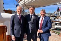 CEO i Alma, Bernt Skeie, sammen med statsminister Jonas Gahr Støre og fiskeri- og havminister Bjørnar Skjæran i forbindelse med regjeringens havkonferanse 17. april 2023. Foto: Alma Clean Power.