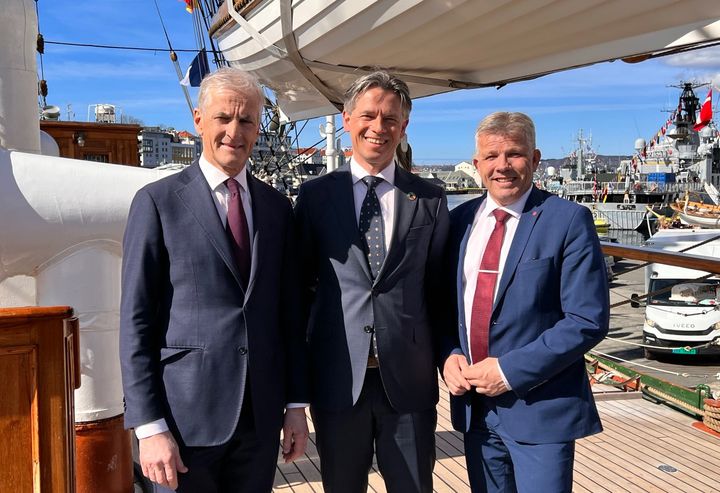 CEO i Alma, Bernt Skeie, sammen med statsminister Jonas Gahr Støre og fiskeri- og havminister Bjørnar Skjæran i forbindelse med regjeringens havkonferanse 17. april 2023. Foto: Alma Clean Power.