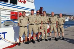 Redningsselskapets mannskap består av f.v. styrmann Øyvind Nordstrøm, maskinsjef Trygve Johansen og skipsfører Lars Solvik på team 1, og skipsfører Jarl Pedersen, styrmann Hans Christian Bach og maskinsjef Ove Høyem på team 2.