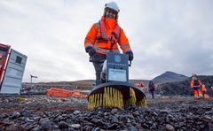 Med denne såkalte Fox-mikseren blander Kjersti Dale barken med grus og sand på stranda for å innkapsle oljen under Øvelse Svalbard i Isfjorden. Foto: Jan-Morten Bjørnbakk / NTB scanpix