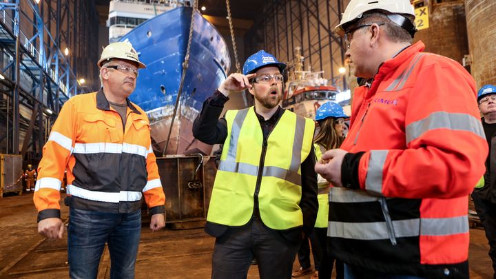 Næringsminister Torbjørn Røe Isaksen på havturné i Kirkenes tidlegare i år. Her på besøk hos Kimek. Foto: Nærings- og fiskeridepartementet