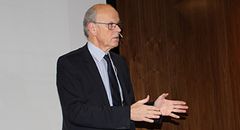 Stortingsrepresentant Michael Tetzschner holdt innlegg på lanseringsmøtet