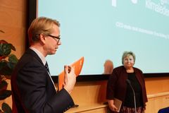 Leif Arne Jensen i PwC overleverer Skifts utslippsregnskap til statsminister Erna Solberg.