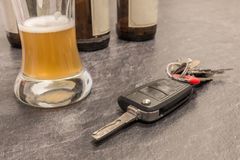 VÆR ÅRVÅKEN: Codan Forsikring oppfordrer alle om å melde fra til politiet hvis man ser at noen som har drukket har tenkt å kjøre bil. Foto: iStock.
