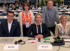 NIFs delegasjon til WADAs konferanse 2019: Fra venstre; 2. visepresident Johann Olav Koss, juridisk sjef i NIF, Henriette Hillestad Thune, idrettspresident Berit Kjøll, nestleder i NIFs utøverkomité Øyvind Watterdal og generalsekretær i NIF Karen Kvalevåg. Foto: Norges idrettsforbund