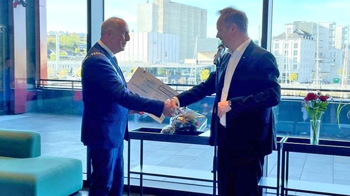 Sandnes kommune ved ordfører Stanley Wirak mottar trafikksikkerhetspris fra samferdselsminister Jon-Ivar Nygård. Foto: SD/Frøydis Tornøe.
