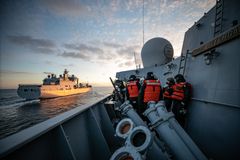 Å sette inn batteripakker som gjør fartøyer hybride er ett av forslagene forskerne har regnet på. Foto: Marius Vågenes Villanger/Forsvaret.
