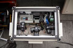 En typisk værkamerastasjon har tre speilreflekskameraer, temperatur-/luftfuktighetssensorer, varmeelement, 4G-router og en liten datamaskin. Foto: Stiftelsen Norsk Luftambulanse