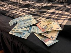 Penger i madrassen er ikke bare et begrep. Noen ytterst få oppbevarer faktisk penger her, ifølge forsikringsselskapet If. (Foto: If)