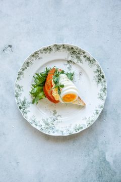 Smörgås med kokt egg og tomat. Foto: brodogkorn.no