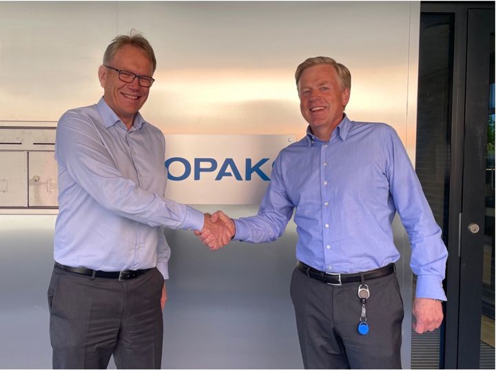 Ny styreleder i OPAK AS. Styreleder Arne Fosen til venstre, ønskes velkommen av Jan-Henry Hansen, eier og daglig leder