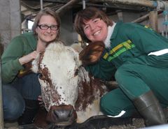 TINE-bonde Kari-Lise Breivik og veterinær Anne Hege Hunskaar Tajet.
