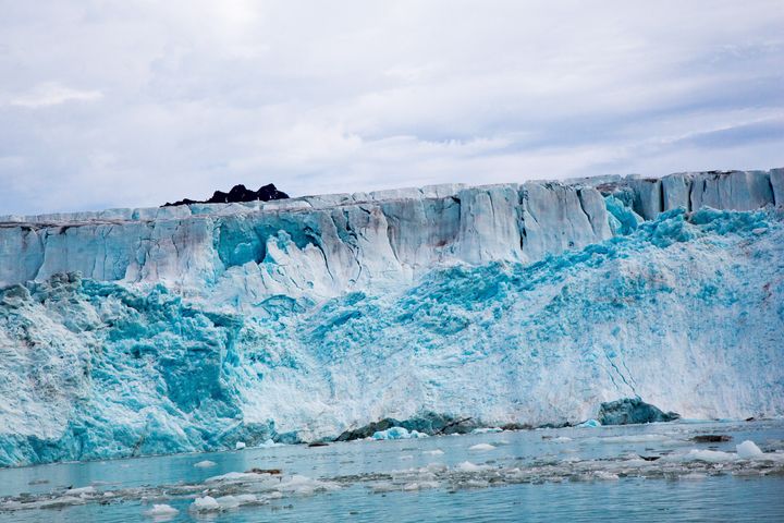 Denne isbreen på Svalbard er med på å bidra til at havnivået stiger med omtrent 3,3 millimeter per år. Det er én centimeter på tre år. Foto: Yngve Vogt/UiO