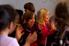 Barna koser seg på konsert med Barnas Musikkteater. Foto: Hielke Gerritse