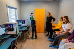Med VR-briller på kan elevene bevege seg inne i en 3D-modell av det nye Tøyenbadet. Foto: Tove Lauluten / Oslobygg KF
