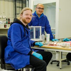 Nofimas Gerrit Timmerhaus og Carlo Lazado forsket i prosjektet, med kollega Lill-Heidi Johansen som prosjektleder. Foto: Terje Aamodt©Nofima.