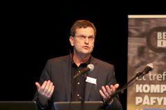 Professor Eric Carlstrøm ved Høgskolen i Sørøst-Norge pekte på hvor viktig samvirke og god kommunikasjon er ved en krise. Samvirke må ikke bli samrøre, og Norge har blitt bedre på dette enn Sverige - siden 2011.
