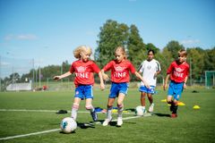 Hver eneste sesong deltar over 70 000 barn på TINE Fotballskole.