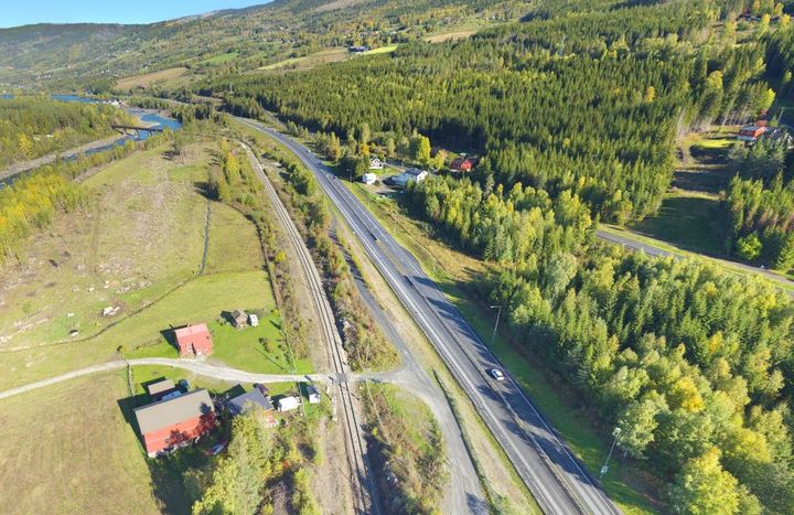 Erling Rolstad AS skal blant annet rive hus, montere viltgjerde, hogge skog og utføre arbeider langs jernbanen.