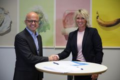 Driftskoordinator hos Thon Hotels, Kari-Lise Lind, leverte den signerte tilslutningserklæringen til klima- og miljøminister Vidar Helgesen. Foto: Snorre Tønset