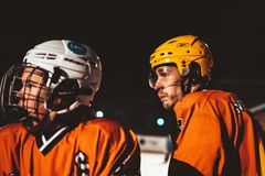PUCKERS: Verdens nordligste amatørhockeyliga: Sammen bryter de ned grenser og motsetninger, skaper dype vennskap og sprer varme på tross av et kaldt politisk klima.

FOTO: BAARD HENRIK MATHISEN