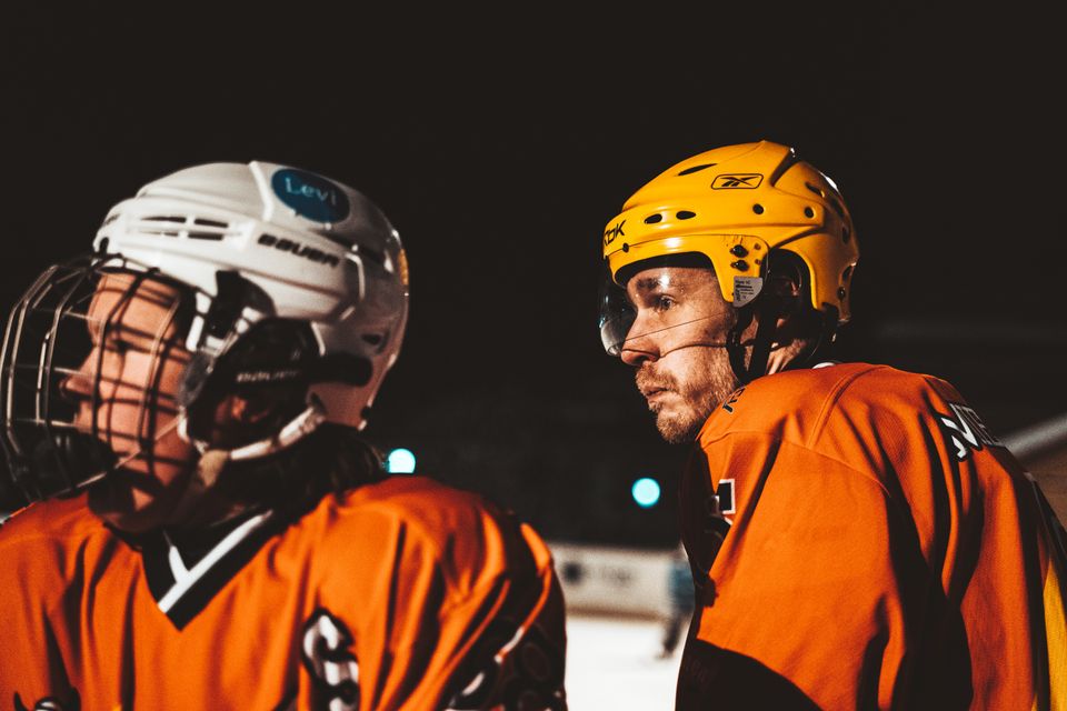  Verdens nordligste amatørhockeyliga: Sammen bryter de ned grenser og motsetninger, skaper dype vennskap og sprer varme på tross av et kaldt politisk klima.