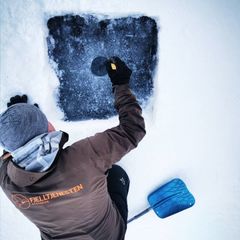 Fjelltjenesten måler avstand fra iskant til vannkant Foto: Fredrik Jenssen