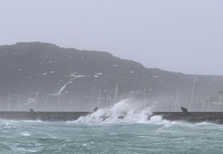 Både privat eiendom og bedrifter ble rammet av til dels store skader da stormen herjet i Nord-Norge sist helg. Bildet er fra Bodø lørdag. (Foto: If)