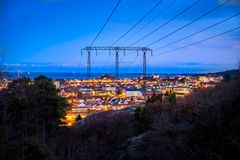Økt forbruk kombinert med en stadig mer uregulerbar produksjon av fornybar energi gjør det utfordrende å skape balanse mellom tilbud og etterspørsel i strømnettet. Illustrasjonsbilde fra Kristiansand. FOTO: AGDER ENERGI