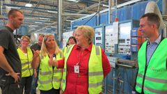 Ole Fredrik Haugland, operatør ved Nexansfabrikken på Langhus, i prat med statsminister Erna Solberg. 
På bildet: Fra venstre, Ole Fredrik Haugland, administrerende direktør i Nexans Norway, Anne-Lise Aukner,  hovedtillitsvalgt på Langhusfabrikken Bjørn Nybakk (delvis skjult), ordfører i Ski kommune Anne Kristine Linnestad, fylkesordfører i Akershus Anette M. Solli, statsminister Erna Solberg og fabrikksjef ved Nexans Langhus, Torbjørn Blomsnes.