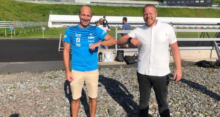 I HOLMENKOLLEN: Morten Djupvik og Eivind Helgaker med "korona-shake" for å markere ny avtale.