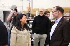 Parisa Ebadat (industridesigner CTM Lyng) , Knut Ola Vang (varaordfører Indre Fosen Kommune) og Espen Barth Eide (klima- og miljøminister).