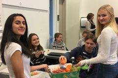 Elevrådslederne Olivia Solli og Viana Torkzad observerer selv at mange elever spiser mye usunt, og synes det er positivt at gratis frukt vil bidra til å gi elevene flere sunne valg.