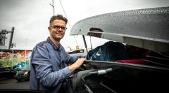 For at du ikke skal laste for mye på taket, er det lurt å pakke lettere ting i takboksen. Det er også viktig å stroppe alt godt fast når du har pakket ferdig. (Foto: NAF)