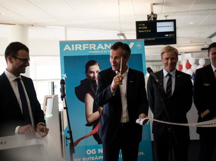 Paul Terstegge klippet silkesnoren og erklærte direkteruten mellom Bergen og Paris for åpnet.