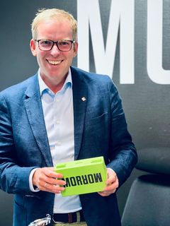 Administrerende direktør i Innovasjon Norge, Håkon Haugli med batteri fra Morrow. Foto: Morrow Batteries.