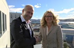 Direktør for Rosenberg WorleyParsons, Jan T. Narvestad og administrerende direktør i Lundin Norway, Kristin Færøvik signerte kontrakt tirsdag.