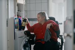 Ingrid-Merethe Berget har CP og er blind. I rekrutteringsfilmen viser hun med humor og selvironi hvor galt det kan gå å stelle hjemme uten assistenter på plass.