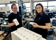Randi Strand og Hildegunn Sæther i CTM Lyng viser fram resultatet av Lilbit-produksjonen i Vanvikan.