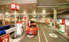 Historisk begivenhet. Første hurtiglader for elbil har tatt plassen til en drivstoffpumpe på Circle K Kiellands plass i Oslo. Foto: Terje Borud
