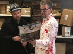 Næringsminister Torbjørn Røe Isaksen på besøk til Festmagasinet Standard dagene før Halloween. Med sju ansatte er de en liten bedrift, som må følge de samme reglene for innrapportering til det offentlige som store selskaper.