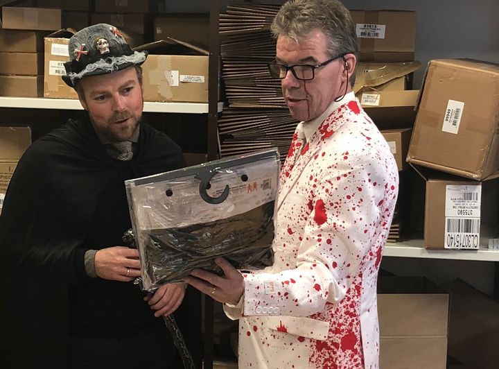 Næringsminister Torbjørn Røe Isaksen på besøk til Festmagasinet Standard dagene før Halloween. Med sju ansatte er de en liten bedrift, som må følge de samme reglene for innrapportering til det offentlige som store selskaper.