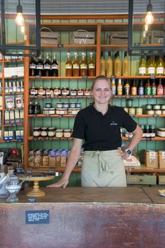 Den unge gründeren Anna Haugstad Avdem får pris for å starte økologisk matbutikk på Lesja. Foto: Monica Almskår Heggset