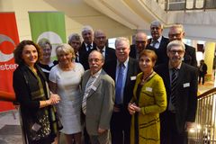 Postens konsernsjef Tone Wille (til venstre) synes det var hyggelig å treffe 12 medarbeidere som alle har jobbet 50 år i konsernet. Foran fra venstre Inger-Lise Solheim fra Asker, Alf Steinar Lamo fra Lørenskog, Jan Yngvar Green fra Skien, Bodil Gunvor Berglund Søreng fra Tromsø og Arne Magne Kvalvaag fra Snåsa. Bak fra venstre Grete Oddbjørg Kolberg Kloven fra Bergen, Odvar Holsen fra Bergen, Kjell Wågbø fra Sunndal, Arne Kjelstad fra Trysil, Jan Arvid Gulbrandsen fra Asker, Per Erik Riis fra Skien og Ståle Eikrem fra Sykkylven. Foto: Nils Midtbøen